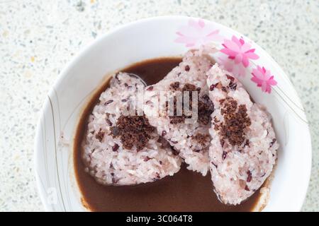 Il puto maya o riso appiccicoso ricoperto di zucchero muscovado in cioccolata calda è una colazione popolare a Cebu, Filippine Foto Stock