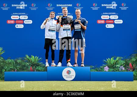 David Betlehem dell'Ungheria, argento, Florian Wellbrock della Germania, oro, Marc-Antoine Olivier della Francia, bronzo mostrano le medaglie dopo aver gareggiato nel nuoto in mare aperto 3km Knockout Men durante il 22° Campionato Mondiale di Aquatica a Sentosa a Singapore (Singapore), 19 luglio 2025. Foto Stock