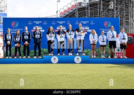 Barbara Pozzobon, Ginevra Taddeucci, Marcello Guidi, Gregorio Paltrinieri d'Italia, argento, Celine Rieder, Oliver Klemet, Isabel Gose, Florian Wellbrock di Germania, Gold, Bettina Fabian, Viktoria Mihalyvari-Farkas, Kristof Rasovszky, David Betlehem dell'Ungheria, bronzo con le medaglie dopo aver gareggiato nella finale mista di nuoto in mare aperto 4x1500m durante il 22° Campionato Mondiale di Aquatica a Sentosa a Singapore (Singapore), 20 luglio 2025. Foto Stock