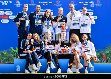 Barbara Pozzobon, Ginevra Taddeucci, Marcello Guidi, Gregorio Paltrinieri d'Italia, argento, Celine Rieder, Oliver Klemet, Isabel Gose, Florian Wellbrock di Germania, Gold, Bettina Fabian, Viktoria Mihalyvari-Farkas, Kristof Rasovszky, David Betlehem dell'Ungheria, bronzo con le medaglie dopo aver gareggiato nella finale mista di nuoto in mare aperto 4x1500m durante il 22° Campionato Mondiale di Aquatica a Sentosa a Singapore (Singapore), 20 luglio 2025. Foto Stock