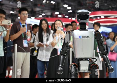 Un robot umanoide attira visitatori. Pechino, Cina. 19 luglio 2025. La terza China International Supply Chain Expo apre al pubblico a Pechino, 19 luglio 2025. Crediti: Zhao Wenyu/China News Service/Alamy Live News Foto Stock