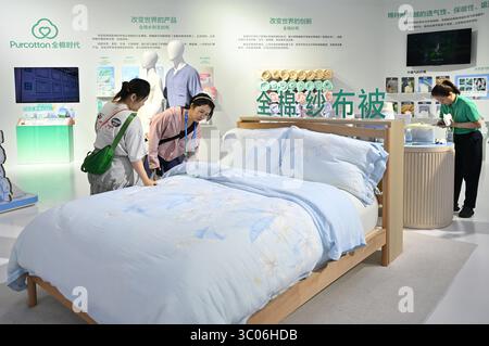 Le persone imparano a conoscere i prodotti presso lo stand di Purcotton. Pechino, Cina. 19 luglio 2025. La terza China International Supply Chain Expo apre al pubblico a Pechino, 19 luglio 2025. Crediti: Zhao Wenyu/China News Service/Alamy Live News Foto Stock