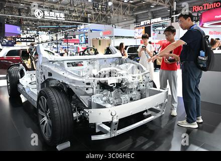 Le persone visitano lo stand di AITO M9. Pechino, Cina. 19 luglio 2025. La terza China International Supply Chain Expo apre al pubblico a Pechino, 19 luglio 2025. Crediti: Zhao Wenyu/China News Service/Alamy Live News Foto Stock
