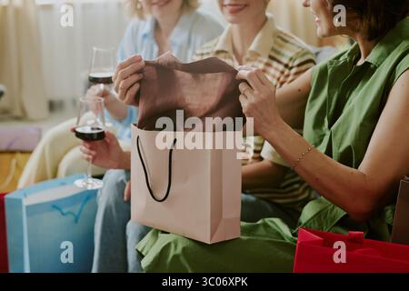 Gruppo di donne caucasiche sorridenti mentre disimballano le borse della spesa Foto Stock