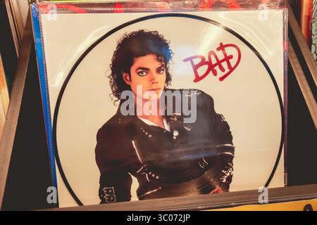 Almaty, Kazakistan - 08 luglio 2025: Michael Jackson 'Bad' album in vinile. Musica pop Foto Stock