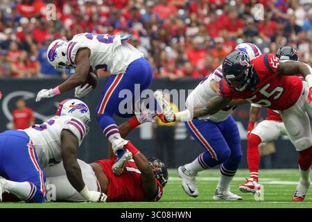14 ottobre 2018: Il running back dei Buffalo Bills LeSean McCoy (25) viene placcato dal defensive end degli Houston Texans Angelo Blackson (97) durante il primo quarto all'NRG Stadium di Houston, Texas. John Glaser/CSM.(immagine di credito: &Copy; John Glaser/CSM tramite cavo ZUMA) Foto Stock