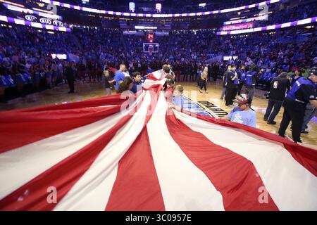 17 ottobre 2018 - Orlando, Florida, USA - i fan svelano una bandiera statunitense prima della partita dei Miami Heat all'Orlando Magic all'Amway Center di Orlando, Flag., mercoledì 17 ottobre 2018. (Immagine di credito: © Stephen M. Dowell/Orlando Sentinel/TNS via ZUMA Wire) Foto Stock