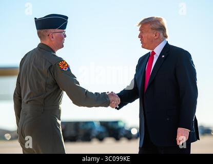 1 giugno 2014 - Glendale, Arizona, Stati Uniti d'America - il presidente degli Stati Uniti Donald Trump, viene accolto dal generale Todd Canterbury, comandante del 56th Fighter Wing durante una visita alla Luke Air Force base il 19 ottobre 2018 fuori Glendale, Arizona. (Immagine di credito: © Alexander Cook via ZUMA Wire) Foto Stock