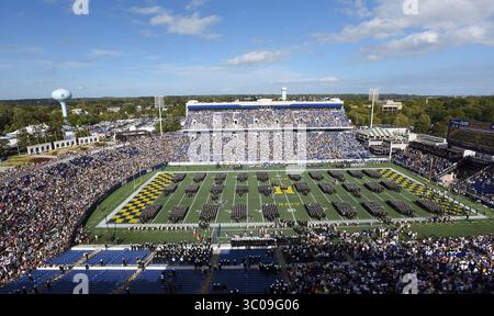 7 ottobre 2017 - Annapolis, MD, USA - i Navy Midshipmen marciano nello stadio per affrontare il Visiting Air Force Falcons iat Navy-Marine Corps Memorial Stadium di Annapolis, MD, il 7 ottobre 2018. La Marina giocherà a Notre Dame a San Diego il 27 ottobre 2018. (Immagine di credito: © Paul W. Gillespie/Baltimore Sun/TNS via ZUMA Wire) Foto Stock