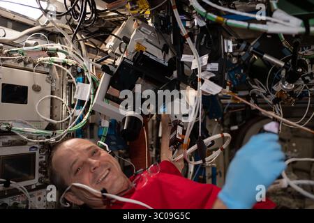 31 agosto 2018 - stazione spaziale Internazionale, ORBITA TERRESTRE - l'astronauta della NASA Ricky Arnold esegue operazioni fotografiche al microscopio per l'esperimento Protein Crystal Growth-13 a bordo della stazione spaziale Internazionale il 31 agosto 2018 a Earth Orbit. L'indagine del PCG13 cerca di migliorare il modo in cui i cristalli vengono coltivati in un ambiente microgravitazionale, permettendo ai membri dell'equipaggio di osservare le imperfezioni all'interno di un cristallo e di apportare modifiche in tempo reale agli esperimenti di follow-up, piuttosto che restituire un campione sulla Terra e rilanciare per riprovare. (Immagine di credito: © NASA via ZUMA Wire) Foto Stock