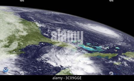 13 settembre 2018 - Houston, Texas, Stati Uniti d'America - Vista dal satellite NOAA GOES-15 dell'uragano Florence mentre attraversa l'Oceano Atlantico verso la costa della Carolina del Nord come una delle tempeste più potenti mai registrate l'11 settembre 2018 a Earth Orbit. (Immagine di credito: © NOAA via cavo ZUMA) Foto Stock