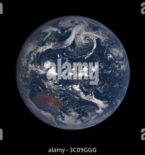 13 settembre 2018 - Houston, Texas, Stati Uniti d'America - Vista dal satellite DSCOVR di Hurricane Florence, Left, Hurricane Helene, Right, Tropical Storm Isaac e Subtropical Storm Joyce presi da 1 milione di miglia dalla Terra mentre attraversano l'Oceano Atlantico 13 settembre 2018 in Earth Orbit. (Immagine di credito: © NASA via ZUMA Wire) Foto Stock