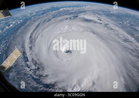 12 settembre 2018 - Houston, Texas, Stati Uniti d'America - Vista dalla stazione spaziale Internazionale dell'uragano Florence mentre si avvicina alla costa della Carolina del Nord vicino a Wrightsville Beach 12 settembre 2018 a Earth Orbit. Florence, una tempesta di categoria 4, indebolita mentre colpisce la costa tra il Sud e il Nord Carolina, ma dovrebbe portare massicce inondazioni e distruzione delle Caroline. (Immagine di credito: © NASA via ZUMA Wire) Foto Stock
