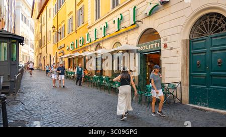 Roma, Lazio, Italia, il negozio di fronte a Giolitti, una delle gelaterie più antiche. Foto Stock