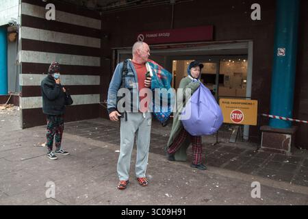 Le persone emergono dalla stazione della metropolitana di Lukianivska, dove si sono rifugiate durante la notte, dopo che l'allarme di raid aereo è stato cancellato, Kiev, Ucraina, il 21 luglio 2025. Nelle prime ore di lunedì 21 luglio, le truppe russe hanno attaccato la capitale Ucraina con droni e missili, uccidendo una persona e ferendone altre sei, tra cui una quindicenne. (Foto di Kirill Chubotin/Ukrinform) Foto Stock