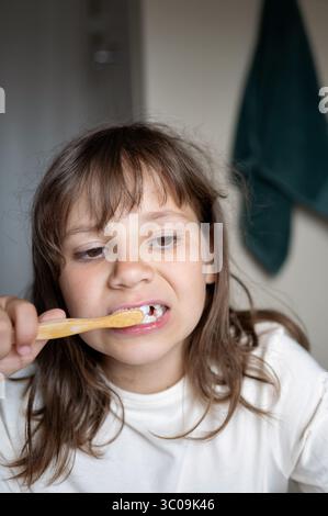 Bambino felice che si lava i denti. Routine mattutina e serale. Foto Stock