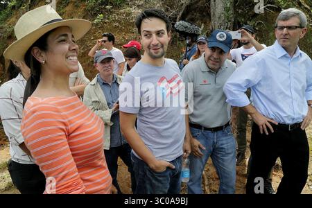 23 ottobre 2018 - Jayuya, PR, USA - la coltivatrice di caffè Vanessa Arroyo e Lin-Manuel Miranda, nel mezzo, durante un tour a piedi a Jayuya, Porto Rico, il 24 ottobre 2018. (Immagine di credito: © Pedro Portal/Miami Herald/TNS via ZUMA Wire) Foto Stock