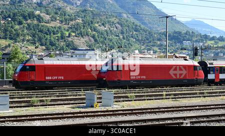 Un paio di locomotive elettriche Re 460 (460066 e 460076 che riposano a Brig, Vallese, Svizzera Foto Stock