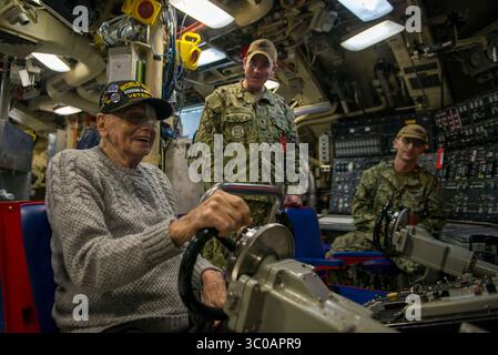 13 ottobre 2018 - Bangor, Washington, Stati Uniti - il veterano della seconda guerra mondiale Roy Solt è al timone durante un tour del sottomarino missilistico balistico classe Ohio USS Pennsylvania (SSBN 735). Solt prestò servizio a bordo della corazzata classe Pennsylvania USS Pennsylvania (BB-38) come controllore del fuoco ed era a bordo quando la nave fu silurata nel 1945. (Immagine di credito: © U.S. Navy/ZUMAPRESS.com/ZUMA Wire) Foto Stock