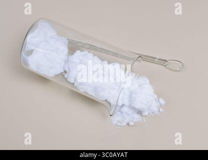 Il cloruro di ammonio è un composto chimico inorganico con formula chimica NH4Cl. È un sale di ammonio del cloruro di idrogeno. Foto Stock