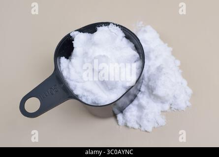 Il cloruro di ammonio è un composto chimico inorganico con formula chimica NH4Cl. È un sale di ammonio del cloruro di idrogeno. Foto Stock