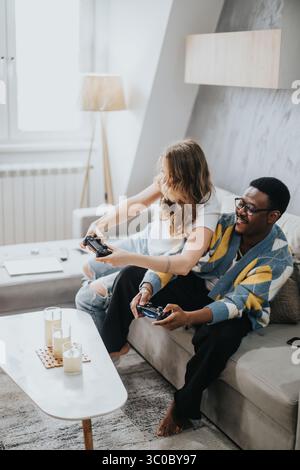 Coppie diverse che si divertono insieme con i videogiochi in un accogliente soggiorno Foto Stock