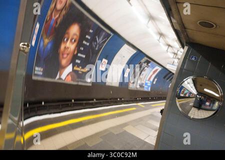 La piattaforma nord della linea nord della stazione della metropolitana di Stockwell, dove venti lacrime fa, lo studente brasiliano Jean Charles de Menezes è stato ucciso dalla polizia, il 21 luglio 2025, a Londra, in Inghilterra. Il 22 luglio 2005, Jean Charles de Menezes, cittadino brasiliano di 27 anni, è stato scambiato per un terrorista e ucciso da agenti di polizia antiterrorismo in un vagone ferroviario sulla piattaforma nord della linea di Stockwell. Foto Stock