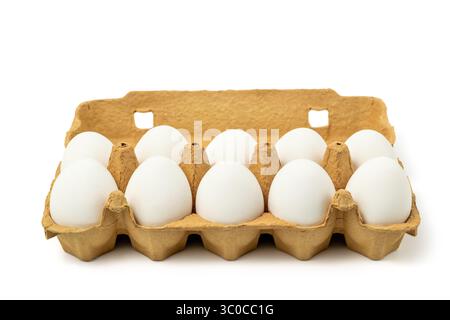 Dieci uova di pollo bianche nella scatola di cartone isolata su sfondo bianco, con percorso di ritaglio incluso Foto Stock