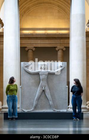 Londra, Regno Unito. 21 luglio 2025. Membri dello staff con «Primeval Gods» 1910, 1931-3, di Jacob Epstein in una nuova esposizione di opere dell'influente scultore britannico del XX secolo Jacob Epstein alla Tate Britain. Sculture monumentali in pietra e busti ritratti in bronzo sono in mostra nelle gallerie Duveen. Crediti: Stephen Chung / Alamy Live News Foto Stock