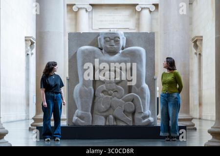 Londra, Regno Unito. 21 luglio 2025. Membri dello staff con «Primeval Gods» 1910, 1931-3, di Jacob Epstein in una nuova esposizione di opere dell'influente scultore britannico del XX secolo Jacob Epstein alla Tate Britain. Sculture monumentali in pietra e busti ritratti in bronzo sono in mostra nelle gallerie Duveen. Crediti: Stephen Chung / Alamy Live News Foto Stock