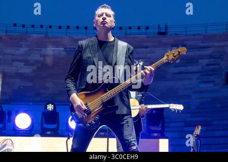 GED Grimes, bassista di Simple Minds sul palco durante il concerto dal vivo all'Arena di Verona. 7 luglio 2025, Verona Italia. Foto Stock