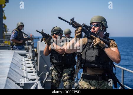 31 luglio 2018 - Mar Rosso - U.S. Navy LT. j.g. Sean Hudgins, Right, e Gunner's Mate Stephen Barahona, membri di una squadra di visita, bordo, ricerca e sequestro (VBSS) assegnata al cacciatorpediniere missilistico guidato USS Jason Dunham (DDG 109), si muovono tatticamente a bordo di una nave di rifornimento Egiziano Naval Force (ENF) con un team ENF VBSS durante un team integrato VBSS Evolution come parte dell'esercitazione Eagle salute 18. Eagle salute 18 è un'esercitazione di superficie condotta dall'ENF per migliorare l'interoperabilità e la preparazione ai combattimenti bellici, rafforzare le relazioni militari-militari e far progredire le capacità operative di tutta l'pa Foto Stock