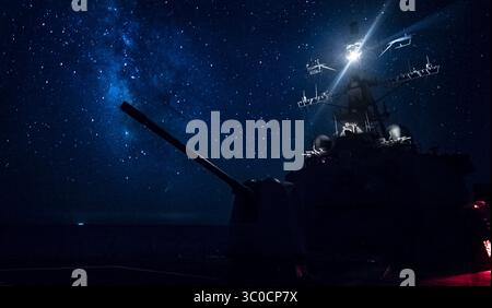10 agosto 2018 - Mar Mediterraneo - il cacciatorpediniere missilistico guidato classe Arleigh Burke USS Carney (DDG 64) transita nel Mar Mediterraneo. Carney, schierato in avanti a Rota, in Spagna, è sulla sua quinta pattuglia nell'area delle operazioni della 6th Fleet degli Stati Uniti a sostegno di alleati e partner regionali, nonché interessi di sicurezza nazionale degli Stati Uniti in Europa e Africa. (Immagine di credito: © U.S. Navy/ZUMA Wire/ZUMAPRESS.com) Foto Stock
