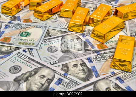 Cartaceo un banconota da 100 dollari con lingotti d'oro, concetto di investimento e risparmio, ricchezza Foto Stock