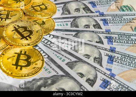 Bitcoin monete cripto valuta e carta money100 banconote in dollari USA , valuta virtuale. Concetto finanziario e di investimento. Foto Stock