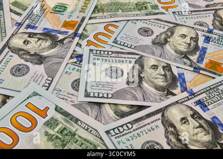 Sfondo di banconote in dollari USA. Un mucchio di soldi americani. Banconote da cento dollari Foto Stock