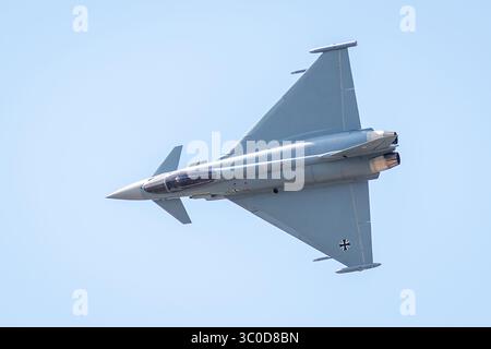 Vista dall'alto di un Typhoon dell'Aeronautica militare tedesca in volo basso, un'ala delta canard, caccia multiruolo sviluppato da Eurofighter. Foto Stock