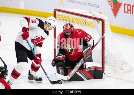 6 novembre 2018: Il portiere degli Ottawa Senators Mike McKenna (33) salva una mossa dei New Jersey Devils Brian Boyle (11) durante la partita della NHL tra i New Jersey Devils e gli Ottawa Senators al Canadian Tire Centre di Ottawa, Canada. Daniel Lea/CSM(immagine di credito: &Copy; Daniel Lea/CSM tramite cavo ZUMA) Foto Stock