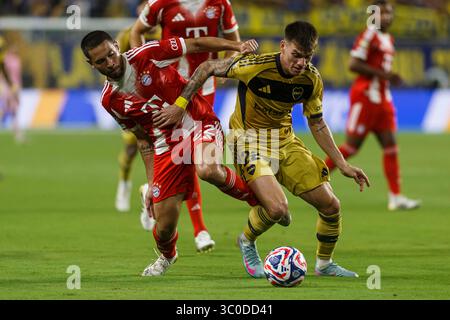 Miami, Florida - 20 giugno: Raphael Guerreiro del Bayern Munchen e Kevin Zenon del Boca Juniors durante la partita della Coppa del mondo per club FIFA 2025 tra FC Bay Foto Stock