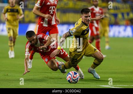 Miami, Florida - 20 giugno: Raphael Guerreiro del Bayern Munchen e Kevin Zenon del Boca Juniors durante la partita della Coppa del mondo per club FIFA 2025 tra FC Bay Foto Stock