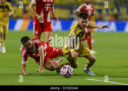 Miami, Florida - 20 giugno: Raphael Guerreiro del Bayern Munchen e Kevin Zenon del Boca Juniors durante la partita della Coppa del mondo per club FIFA 2025 tra FC Bay Foto Stock