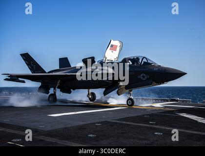 5 novembre 2018 - Golfo Persico, Stati Uniti d'America - Un caccia F-35B Lightning II del corpo dei Marines, con il Marine Fighter Attack Squadron 211 decolla dal ponte di volo della nave d'assalto anfibia classe Wasp USS Essex durante le operazioni del 5 novembre 2018 nel Golfo Arabico. (Immagine di credito: © Jenna Dobson via ZUMA Wire) Foto Stock