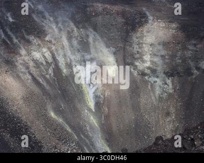 30 ottobre 2018 - Hawaii, Stati Uniti - l'emissione di gas vulcanici, tra cui anidride solforosa e solfuro di idrogeno, non è insolita alla cima del Kilauea. Tuttavia, i tassi di emissione di anidride solforosa sono ora inferiori rispetto a prima del 1983, con circa 50 tonnellate/giorno misurate sulla sommità del vulcano il giorno di questa foto (24 ottobre). Anche con basse emissioni, abbastanza gas raggiunge la superficie per produrre depositi gialli di zolfo nativo sulle pareti del cratere, come si vede qui. (Immagine di credito: © USGS/ZUMA Wire/ZUMAPRESS.com) Foto Stock