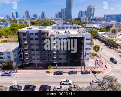 Miami Beach, Florida, Stati Uniti - 19 luglio 2025: Crisi condominio nel sud della Florida. Vista aerea di un vecchio edificio condominio in fase di riparazione Foto Stock