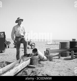 20 agosto 2018 - Cimarron County, Oklahoma, USA - Farmer Pumping Water from well to Parched Fields during sicught, Cimarron County, Oklahoma, USA, Arthur Rothstein, Farm Security Administration, aprile 1936 (immagine di credito: © JT Vintage/Glasshouse via ZUMA Wire) Foto Stock