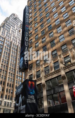 Su Nine Times Square c'è un enorme cartellone verticale a LED, 2025, New York City, Stati Uniti Foto Stock