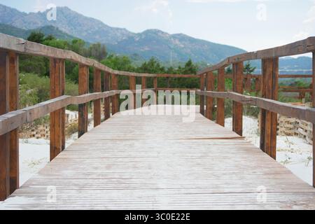 Un sentiero in legno alla spiaggia la Cinta di San Teodoro, Olbia, Sardegna. Foto Stock