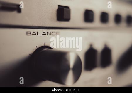 Vecchio amplificatore Hi-fi, potenziometri e marcatori eq, vista macro. Foto Stock