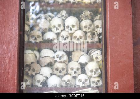 Santuario con teschio umano, memoriale delle vittime del regime degli khmer rossi, Wat Thmei, Siem Reap, Cambogia Foto Stock