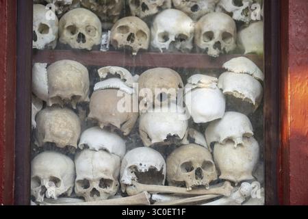 Santuario con teschio umano, memoriale delle vittime del regime degli khmer rossi, Wat Thmei, Siem Reap, Cambogia Foto Stock